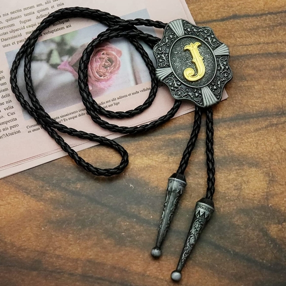 Cravatta Bolo Western Urban Backwoods – Lettera J In Metallo Con Cordino In Pelle Intrecciato, Regolabile